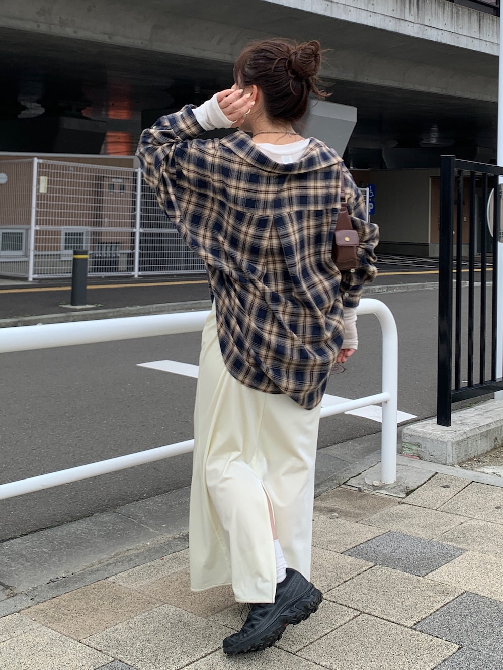 ブルー系のシャツ/ブラウス、ホワイト系のスカート、ホワイト系のTシャツ/カットソーを着用したレディースの夏コーディネートの3枚目の写真