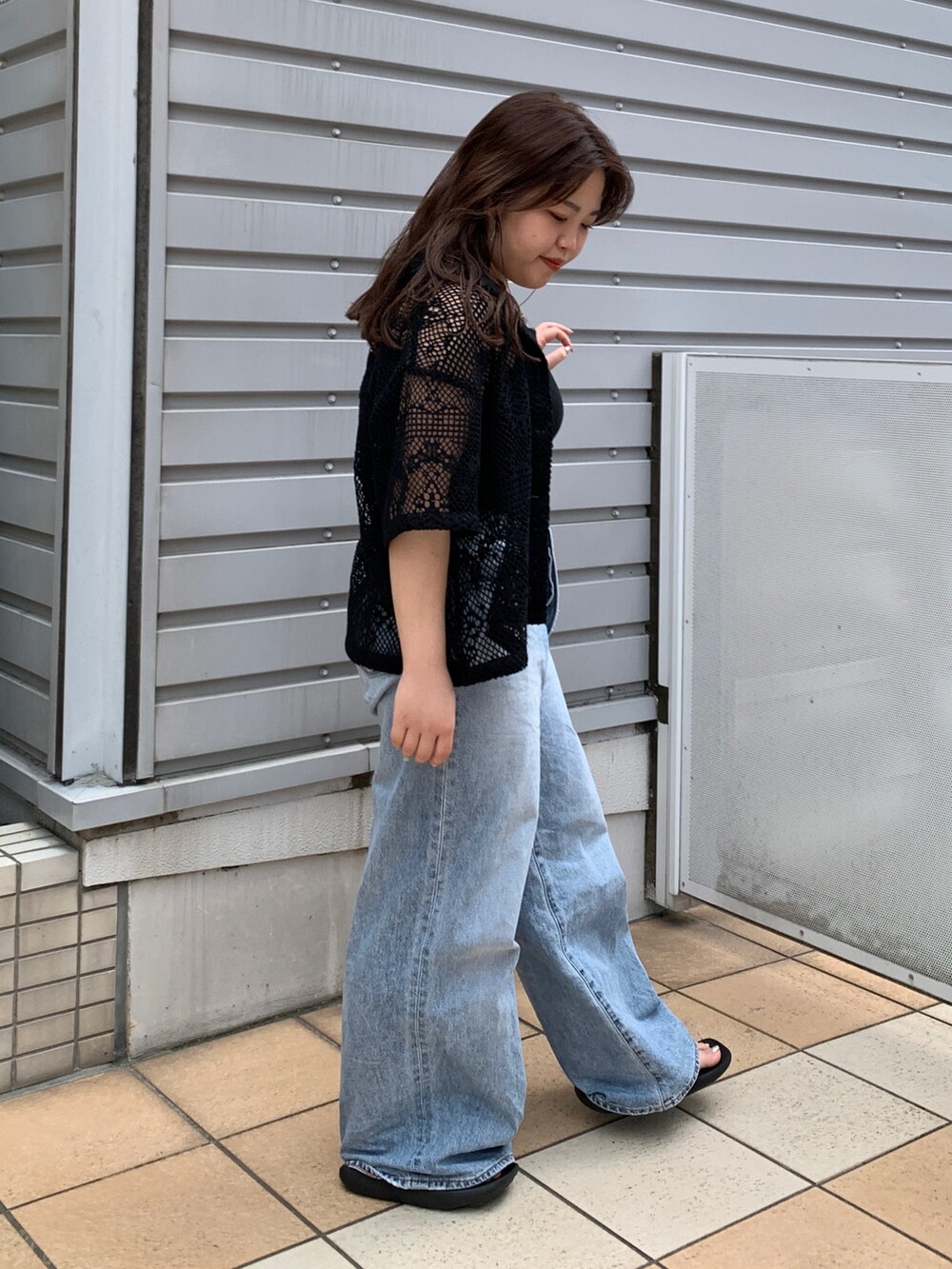 ブラック系のシャツ/ブラウス、ブルー系のデニムパンツ、ブラック系のキャミソールを着用したレディースの夏コーディネートの2枚目の写真