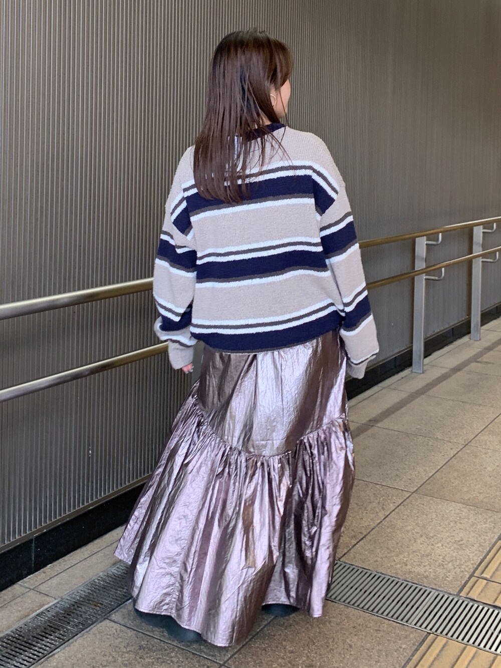 その他のニット/セーター、シルバー系のスカートを着用したレディースの冬コーディネートの3枚目の写真