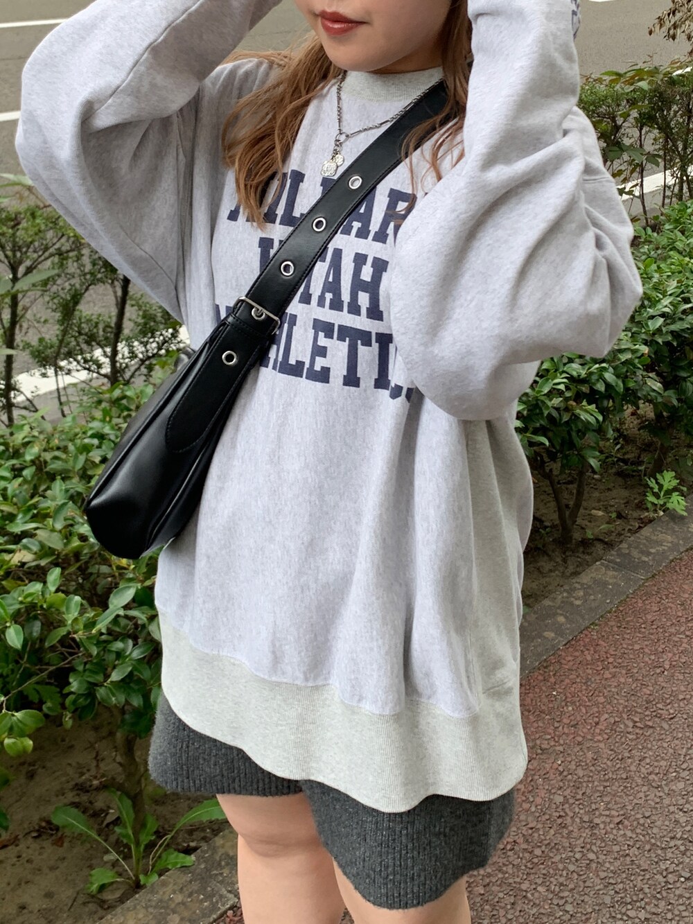 グレー系のスウェット、グレー系のその他パンツを着用したレディースの秋コーディネートの4枚目の写真