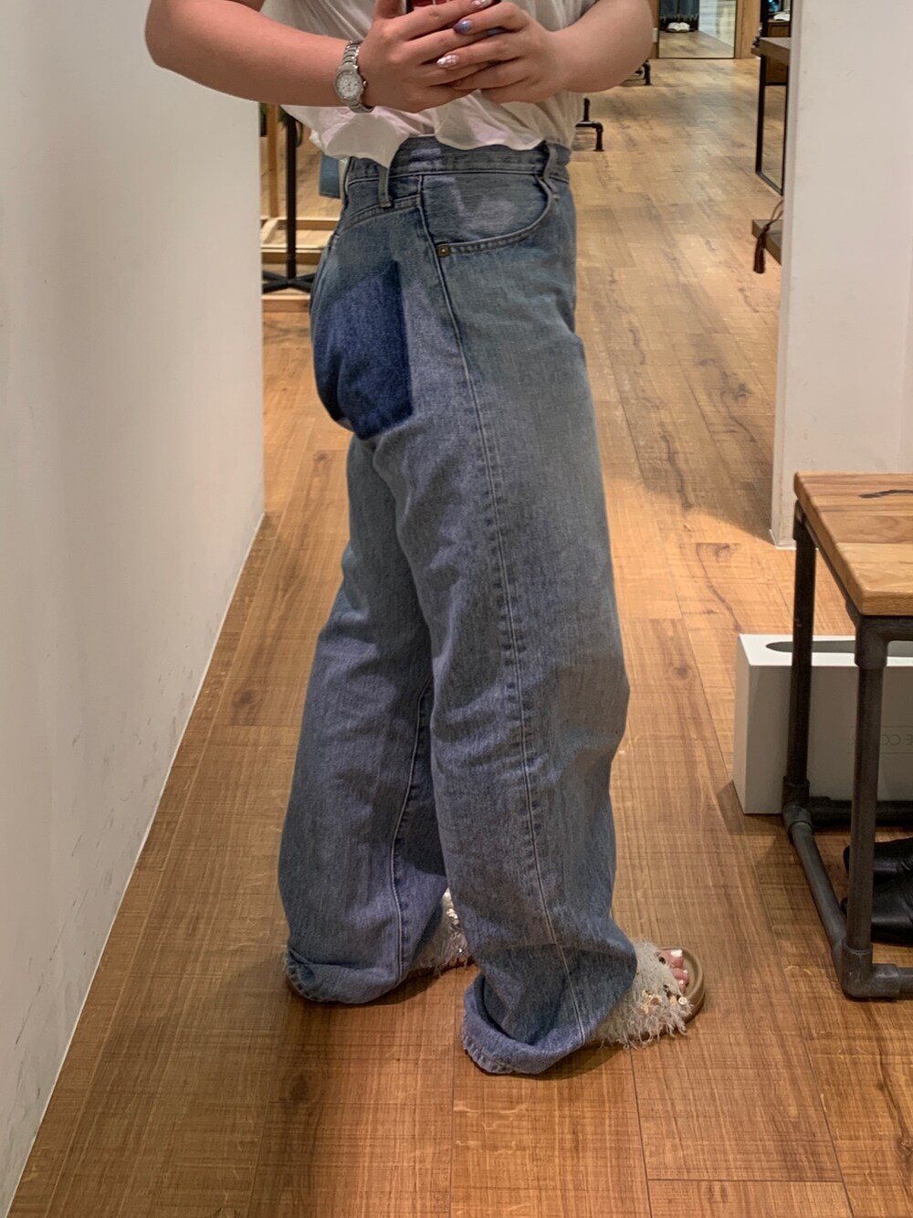 ブルー系のデニムパンツ、ホワイト系のシャツ/ブラウスを着用したレディースの春コーディネートの6枚目の写真