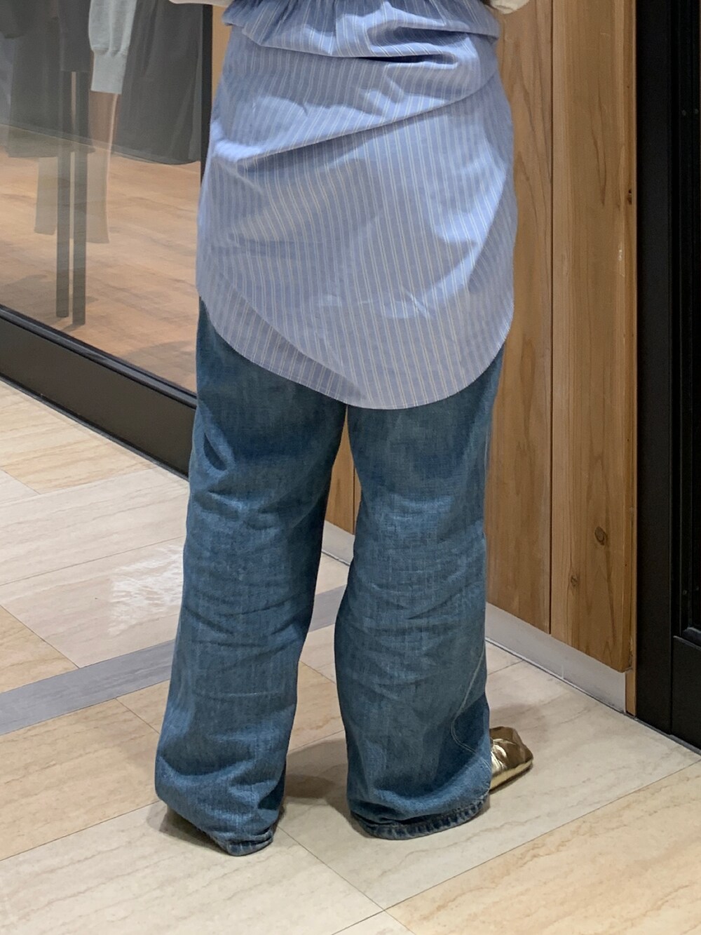 ホワイト系のTシャツ/カットソー、その他のシャツ/ブラウス、ブルー系のデニムパンツを着用したレディースの冬コーディネートの8枚目の写真