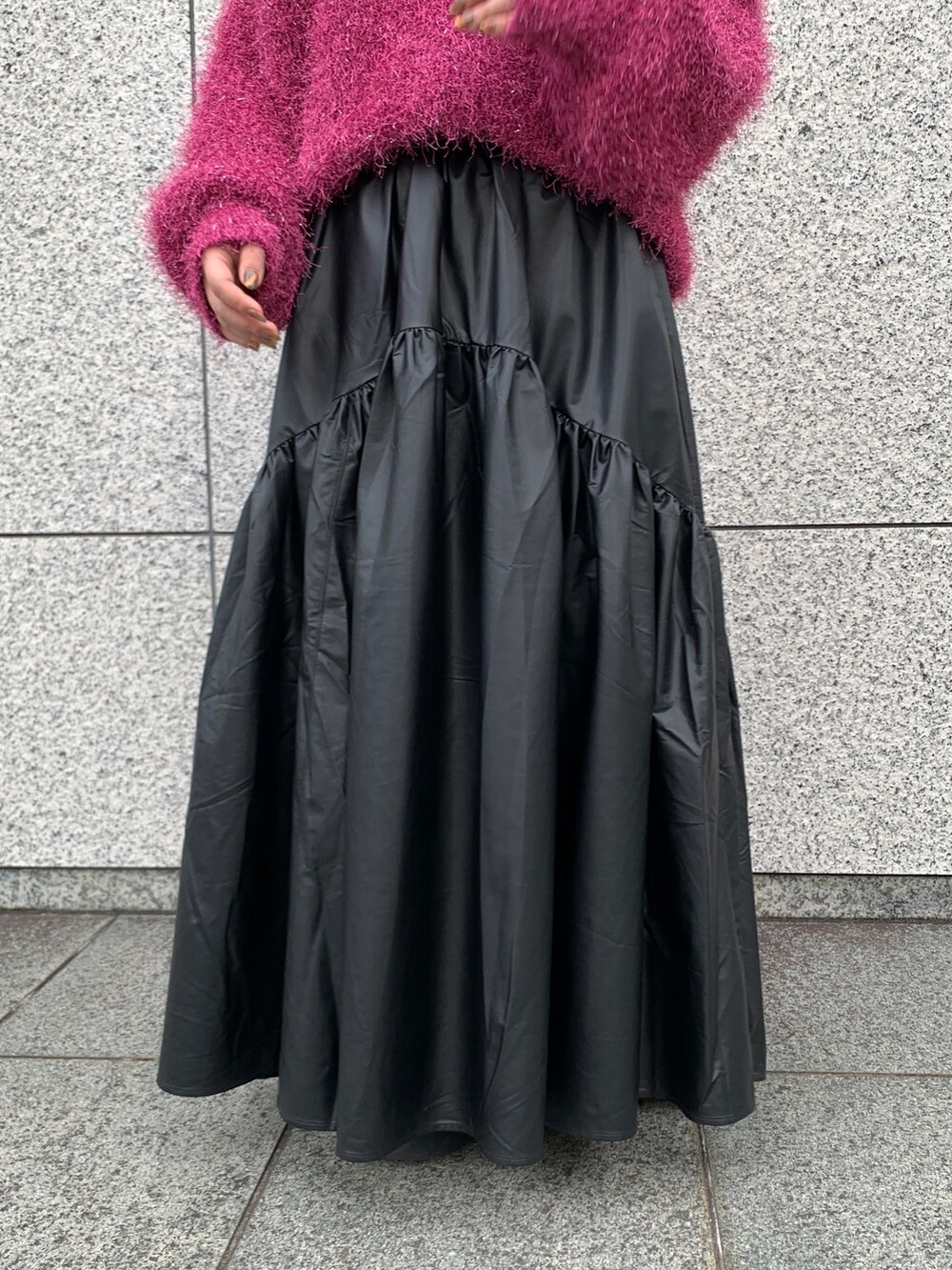 パープル系のニット/セーター、ブラック系のスカート、ブラック系のブーツを着用したレディースの秋コーディネートの5枚目の写真