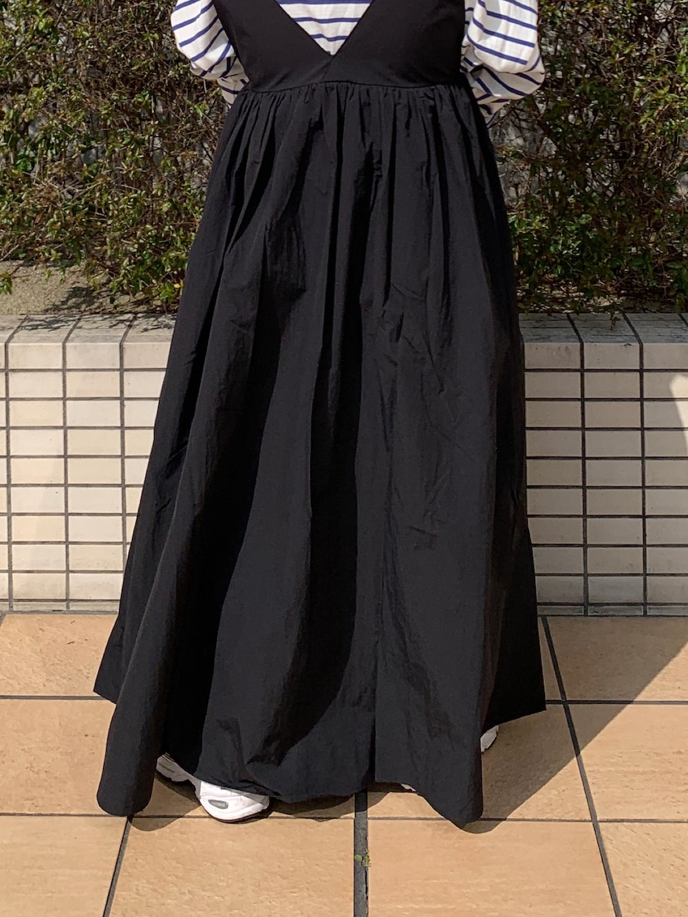 ホワイト系のTシャツ/カットソー、ブルー系のデニムジャケット、ブラック系のワンピースを着用したレディースの春コーディネートの7枚目の写真