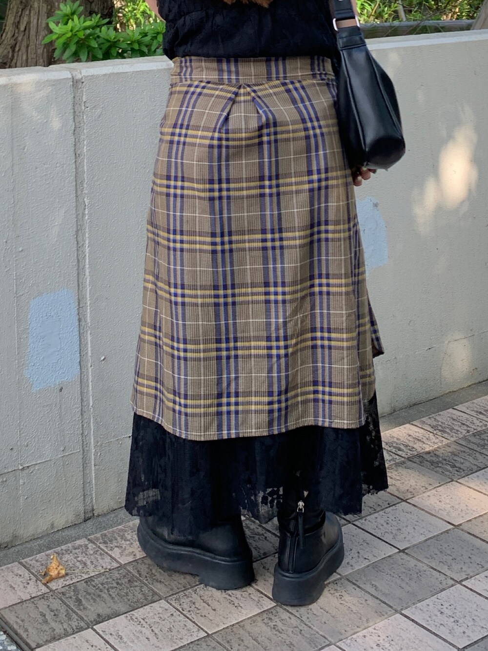 ブラック系のワンピース、ブラック系のショルダーバッグを着用したレディースの秋コーディネートの7枚目の写真