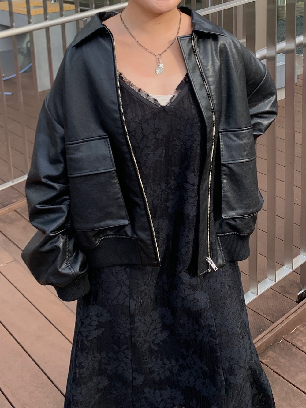 ブラック系のワンピース、ブラック系のブルゾンを着用したレディースの秋コーディネートの4枚目の写真