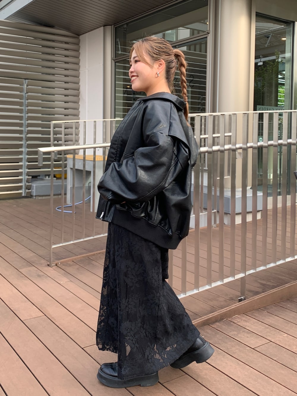 ブラック系のワンピース、ブラック系のブルゾンを着用したレディースの秋コーディネートの2枚目の写真