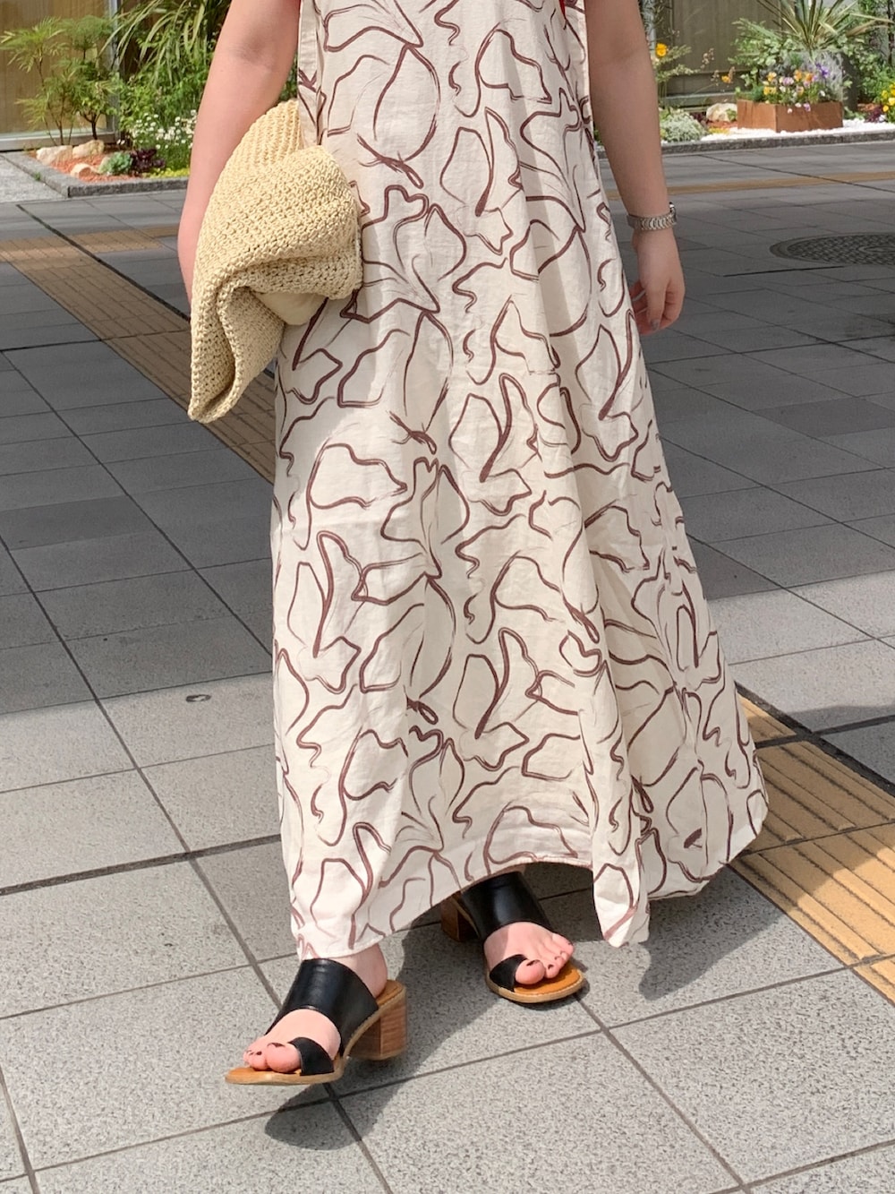 その他のワンピース、レッド系のキャミソールを着用したレディースの夏コーディネートの5枚目の写真