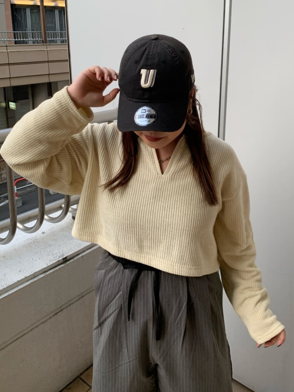 ブラック系のスリッポン、イエロー系のTシャツ/カットソー、グレー系のその他パンツを着用したレディースの冬コーディネートの4枚目の写真