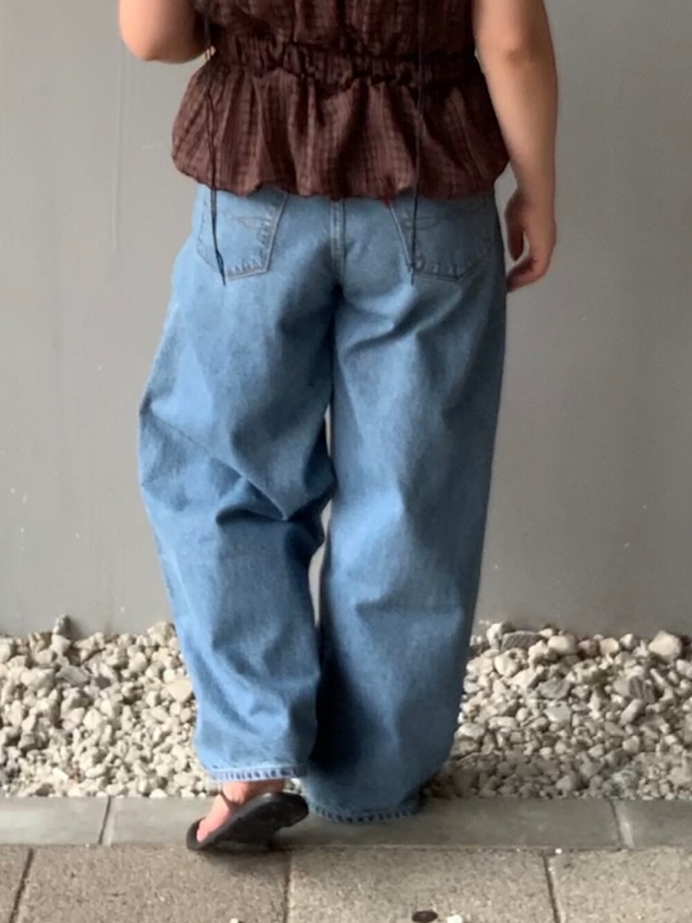 ブラウン系のTシャツ/カットソー、ブルー系のデニムパンツを着用したレディースの夏コーディネートの7枚目の写真