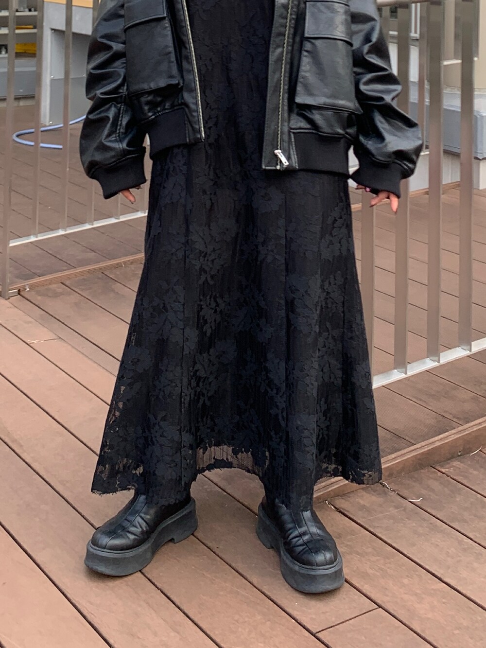 ブラック系のワンピース、ブラック系のブルゾンを着用したレディースの秋コーディネートの5枚目の写真