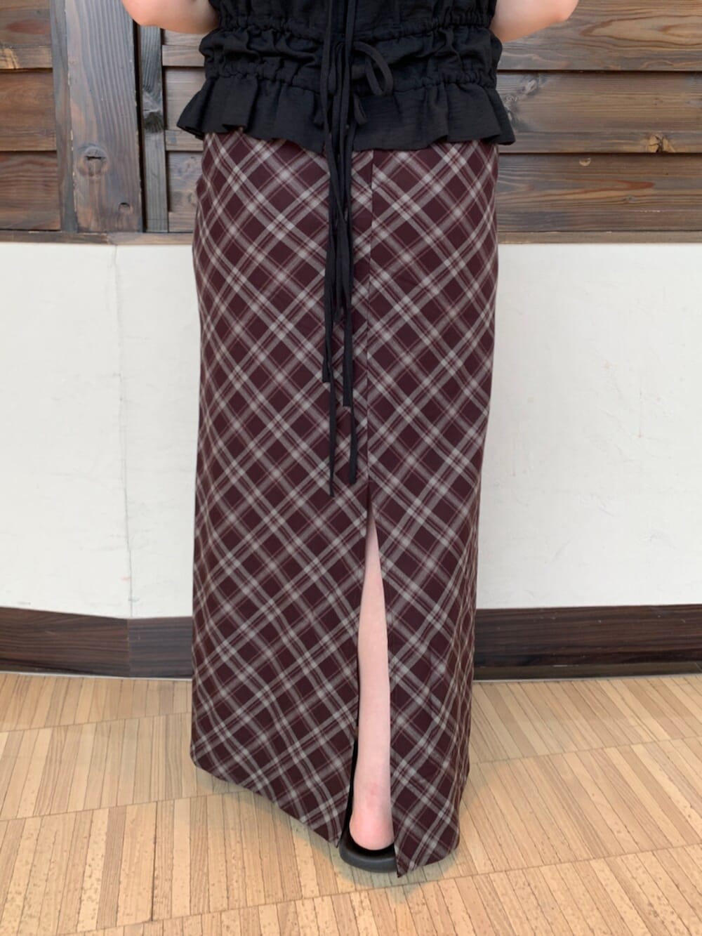 ブラック系のタンクトップ、ブラウン系のスカートを着用したレディースの夏コーディネートの7枚目の写真