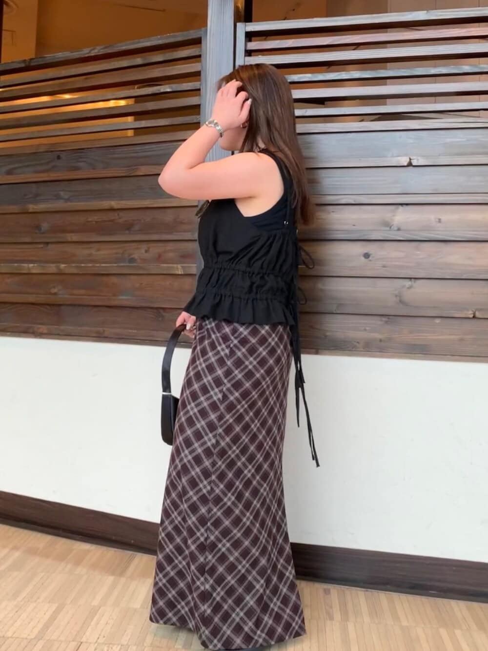 ブラック系のタンクトップ、ブラウン系のスカートを着用したレディースの夏コーディネートの2枚目の写真