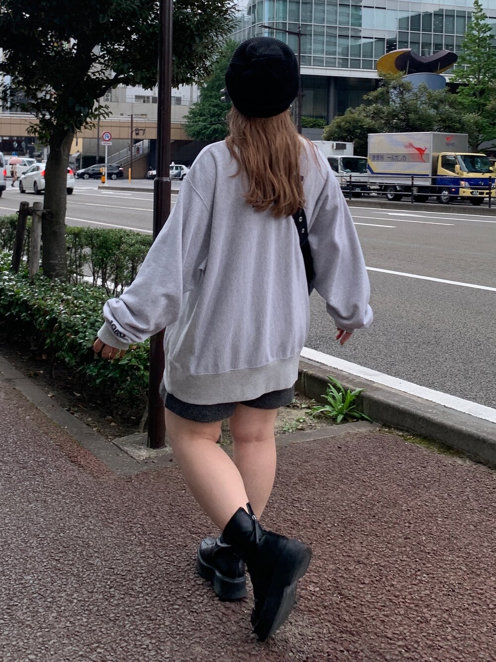 グレー系のスウェット、グレー系のその他パンツを着用したレディースの秋コーディネートの3枚目の写真