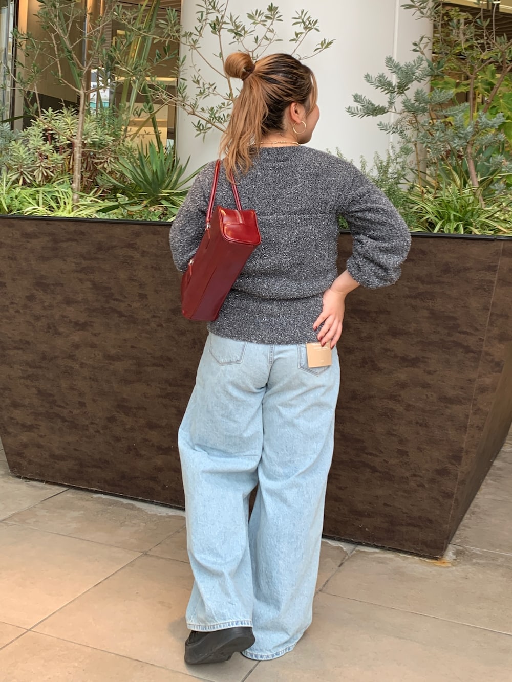 ブラック系のニット/セーター、ブルー系のデニムパンツを着用したレディースの冬コーディネートの3枚目の写真