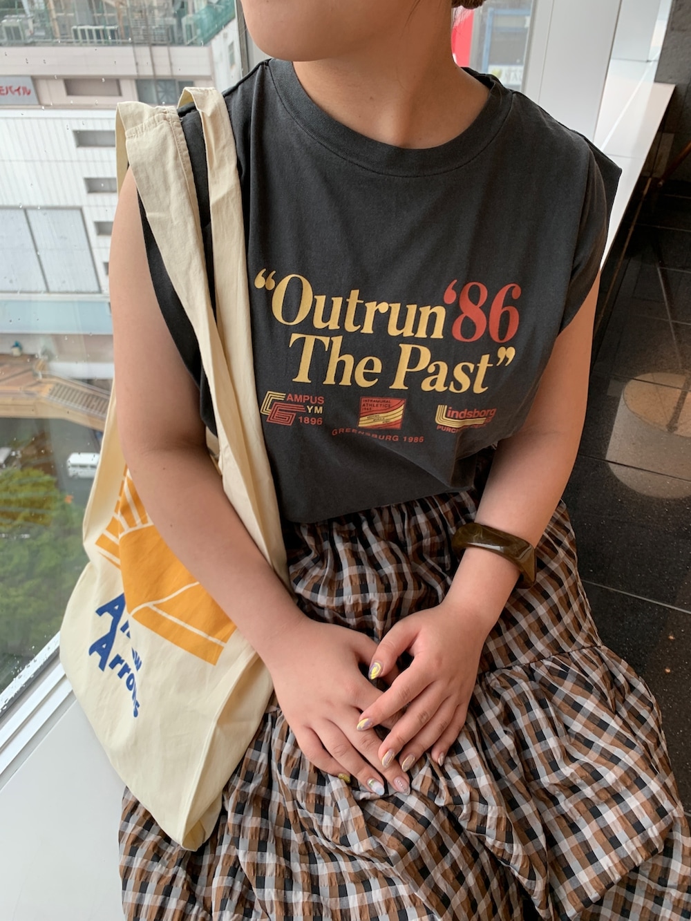 グレー系のタンクトップ、ブラウン系のスカート、ホワイト系のトートバッグを着用したレディースの夏コーディネートの3枚目の写真