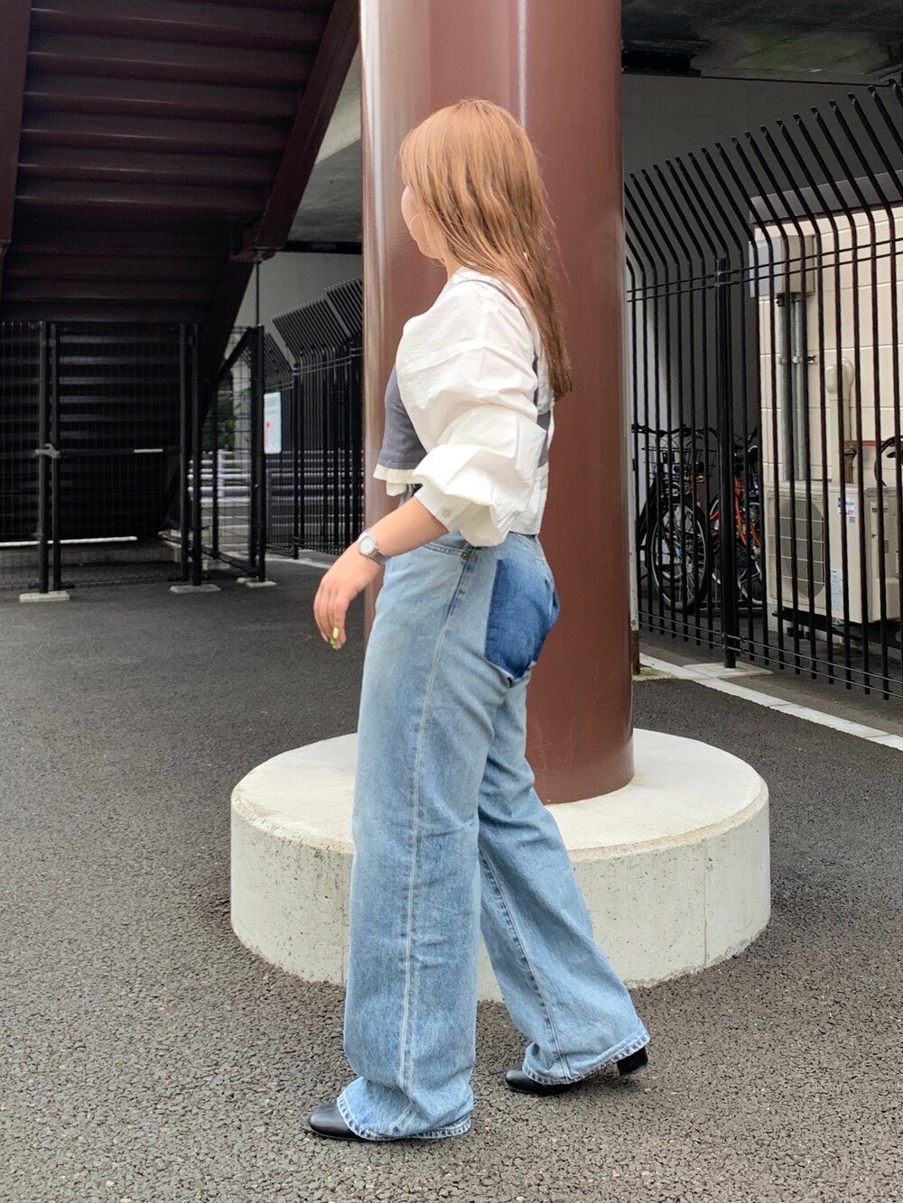 ホワイト系のシャツ/ブラウス、グレー系のキャミソール、ブルー系のデニムパンツを着用したレディースの夏コーディネートの2枚目の写真