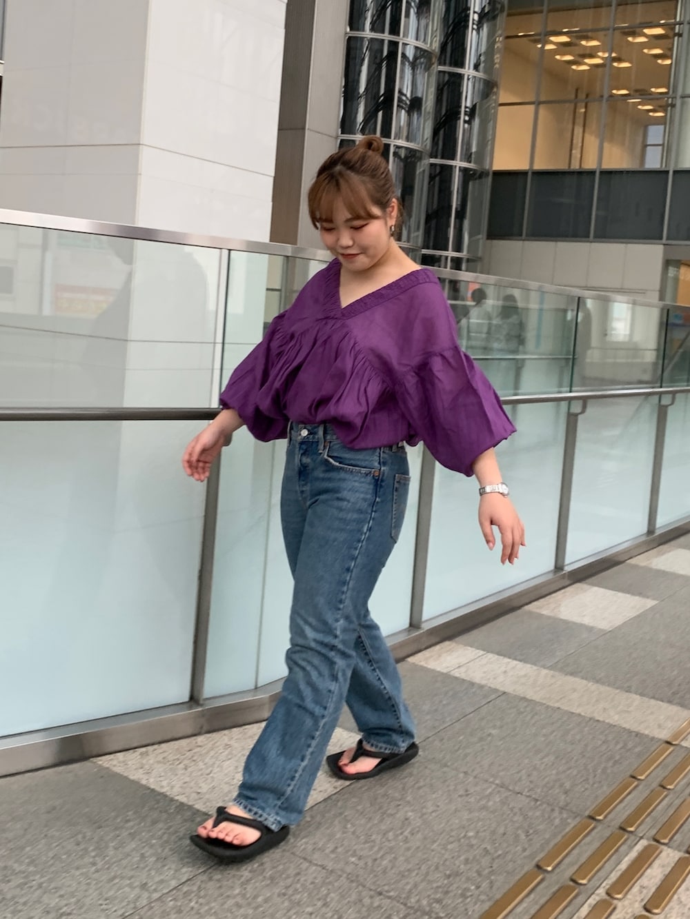 パープル系のシャツ/ブラウス、ブルー系のデニムパンツを着用したレディースの夏コーディネートの2枚目の写真