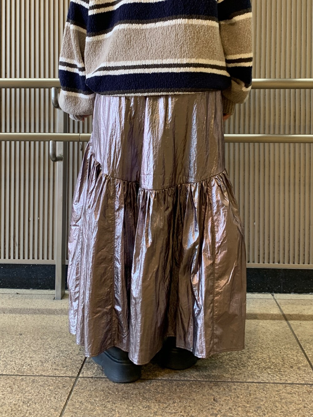 その他のニット/セーター、シルバー系のスカートを着用したレディースの冬コーディネートの9枚目の写真