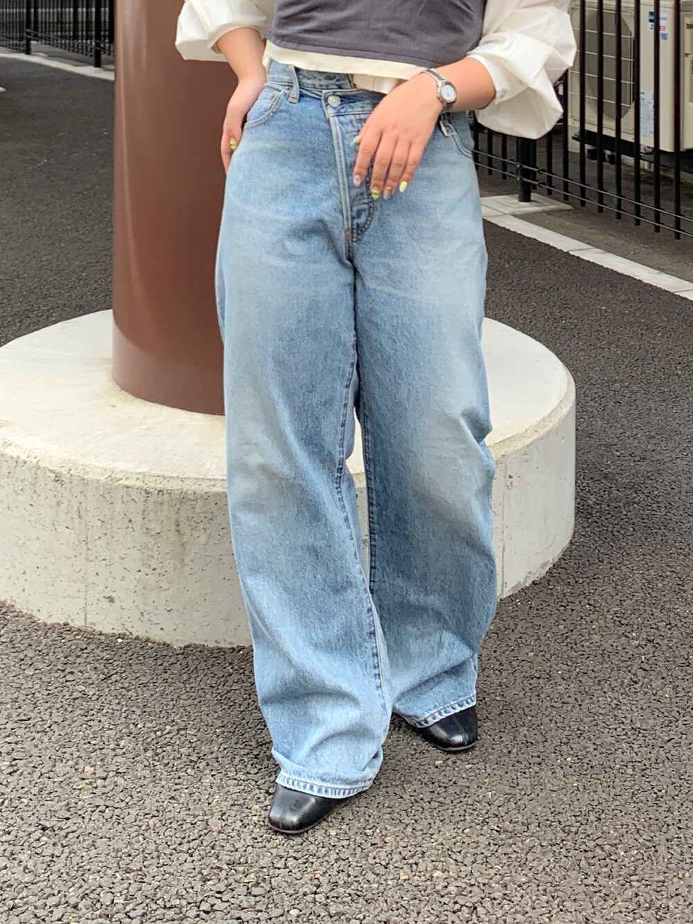 ホワイト系のシャツ/ブラウス、グレー系のキャミソール、ブルー系のデニムパンツを着用したレディースの夏コーディネートの5枚目の写真