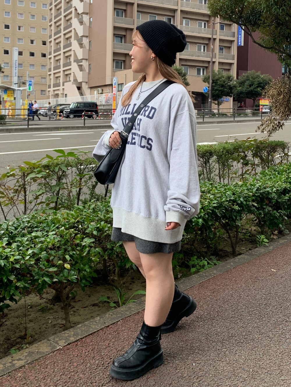 グレー系のスウェット、グレー系のその他パンツを着用したレディースの秋コーディネートの2枚目の写真