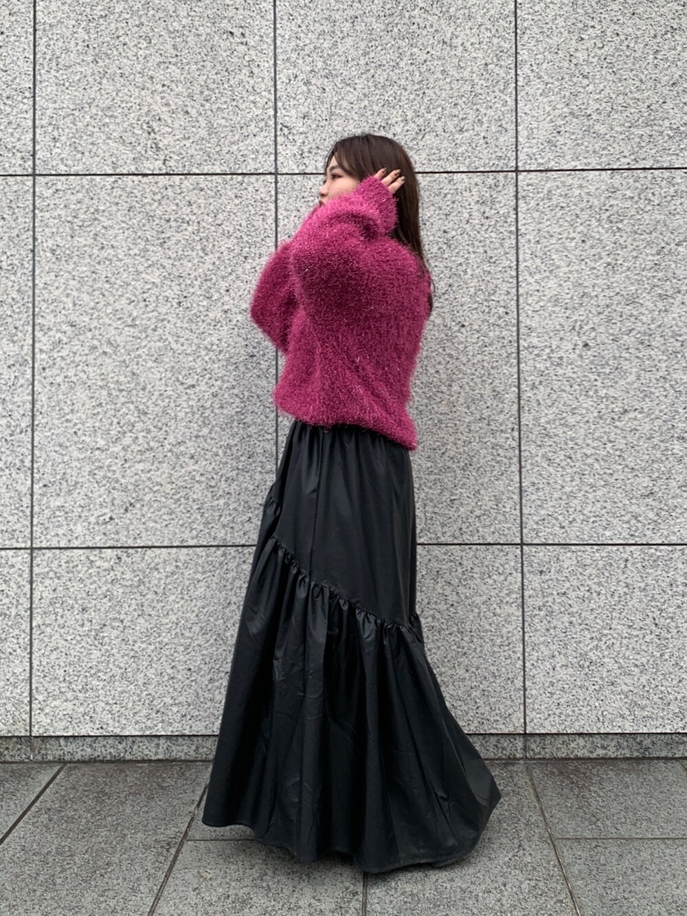 パープル系のニット/セーター、ブラック系のスカート、ブラック系のブーツを着用したレディースの秋コーディネートの2枚目の写真