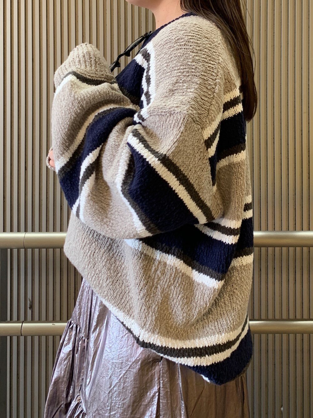 その他のニット/セーター、シルバー系のスカートを着用したレディースの冬コーディネートの5枚目の写真