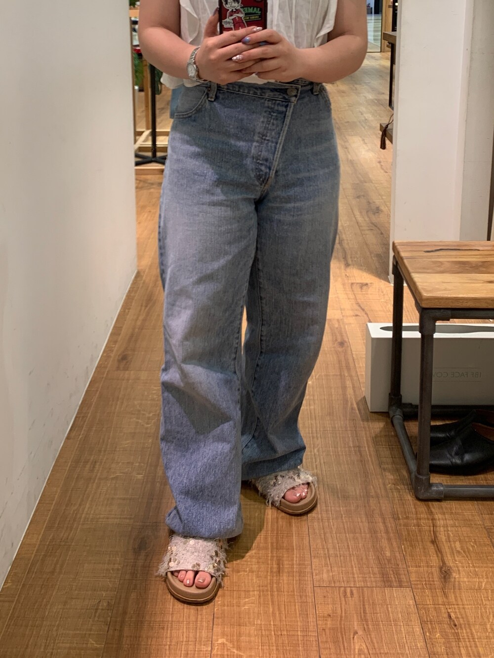 ブルー系のデニムパンツ、ホワイト系のシャツ/ブラウスを着用したレディースの春コーディネートの5枚目の写真