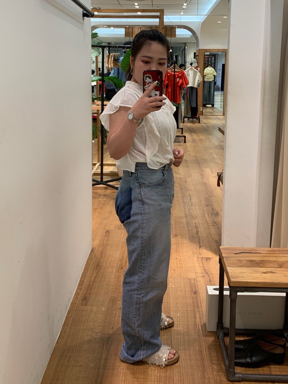 ブルー系のデニムパンツ、ホワイト系のシャツ/ブラウスを着用したレディースの春コーディネートの2枚目の写真