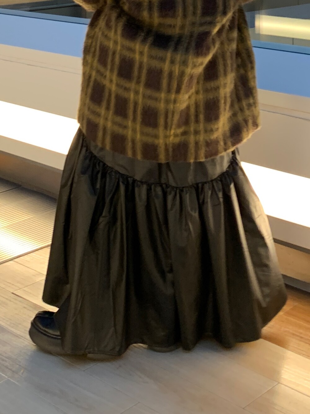 レッド系のニット/セーター、その他のピーコート、ブラック系のスカートを着用したレディースの冬コーディネートの7枚目の写真