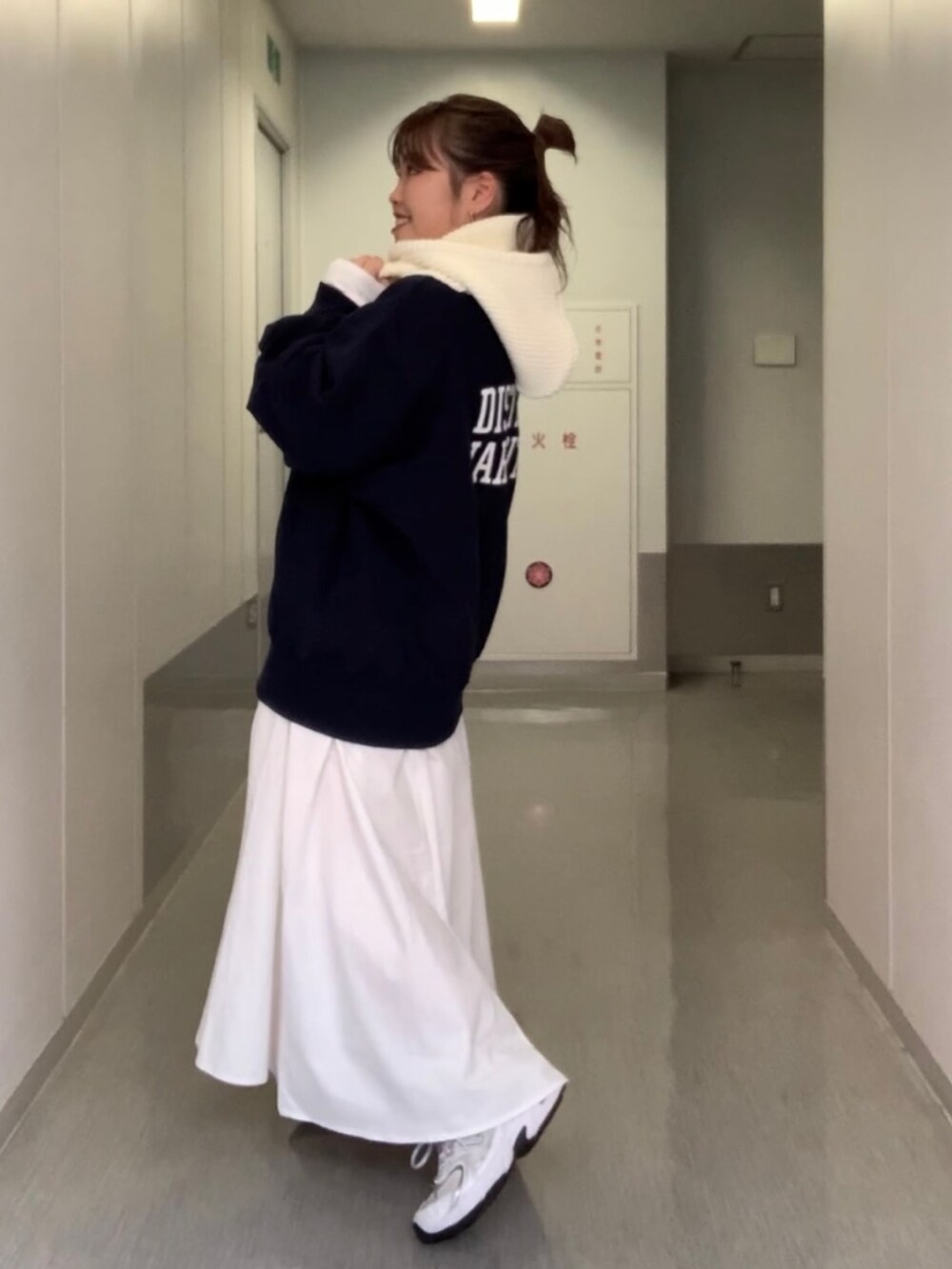 グレー系のワンピース、ブルー系のスウェット、ホワイト系のニットキャップ/ビーニーを着用したレディースの秋コーディネートの2枚目の写真