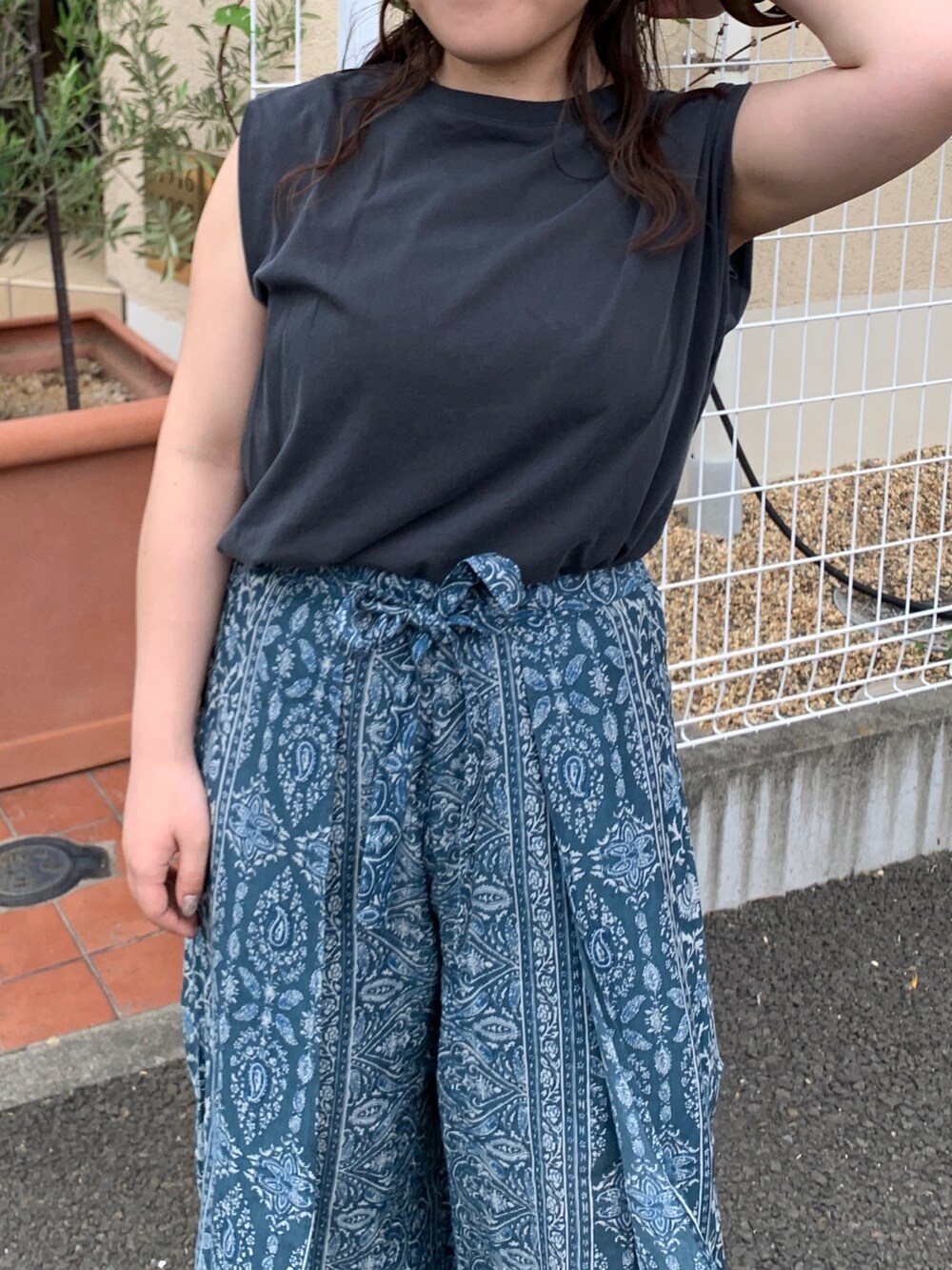 グレー系のタンクトップ、ブルー系のその他パンツを着用したレディースの春コーディネートの4枚目の写真