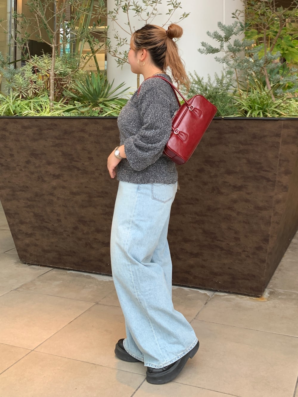 ブラック系のニット/セーター、ブルー系のデニムパンツを着用したレディースの冬コーディネートの2枚目の写真