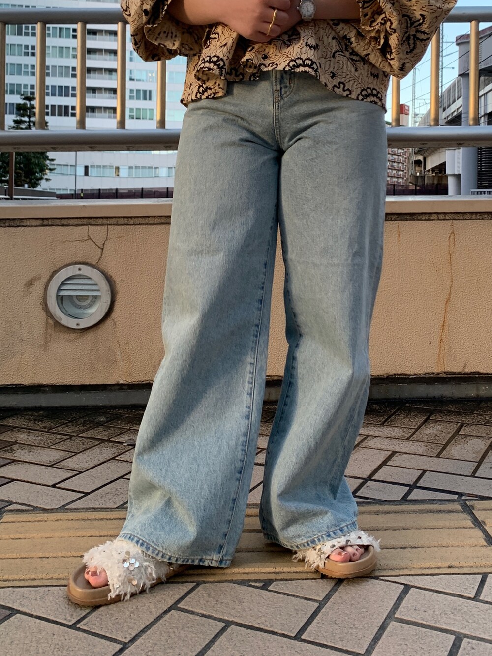 その他のシャツ/ブラウス、ブルー系のデニムパンツ、ホワイト系のサンダルを着用したレディースの冬コーディネートの5枚目の写真