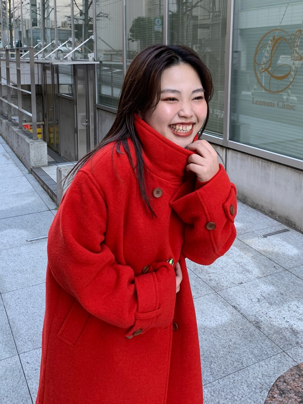 レッド系のその他アウター、ブルー系のデニムパンツを着用したレディースの冬コーディネートの5枚目の写真