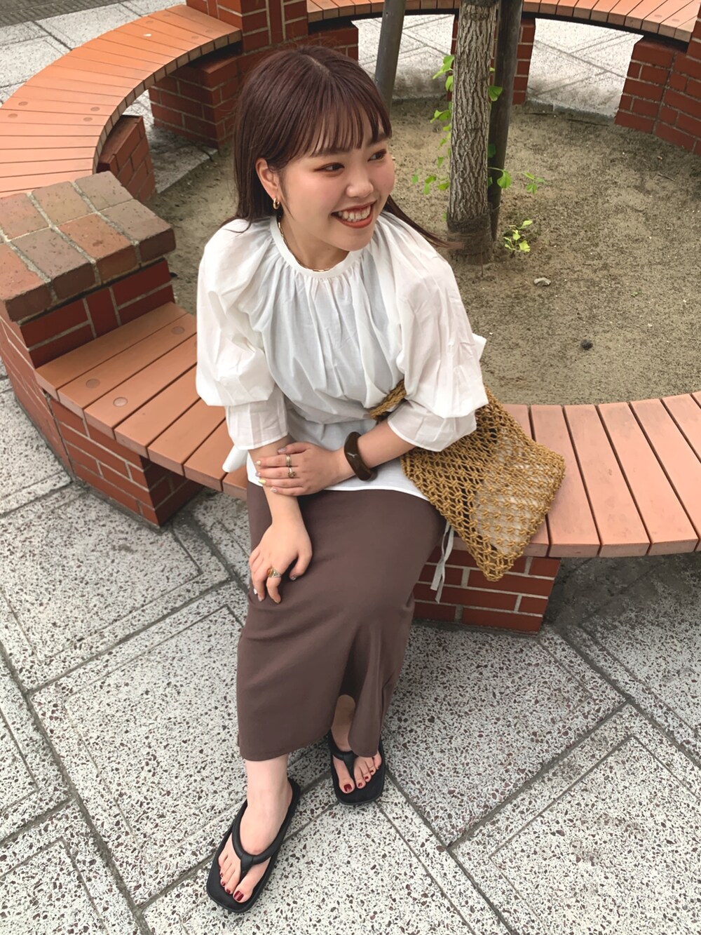 ホワイト系のシャツ/ブラウス、ブラウン系のワンピース、ブラウン系のハンドバッグを着用したレディースの夏コーディネートの3枚目の写真