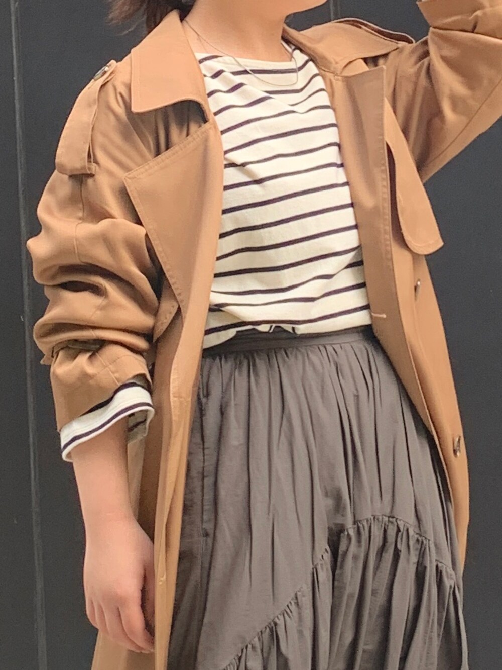 ブルー系のTシャツ/カットソー、ブラウン系のその他アウター、グレー系のスカートを着用したレディースの秋コーディネートの5枚目の写真