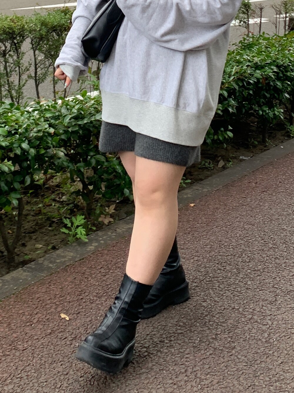 グレー系のスウェット、グレー系のその他パンツを着用したレディースの秋コーディネートの5枚目の写真