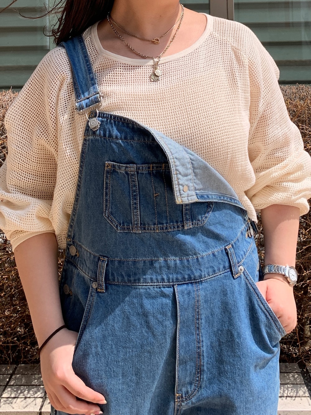 ホワイト系のTシャツ/カットソー、ブルー系のつなぎ/オールインワンを着用したレディースの春コーディネートの4枚目の写真