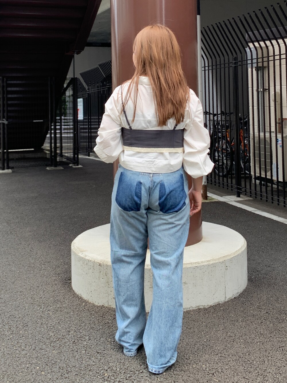 ホワイト系のシャツ/ブラウス、グレー系のキャミソール、ブルー系のデニムパンツを着用したレディースの夏コーディネートの3枚目の写真