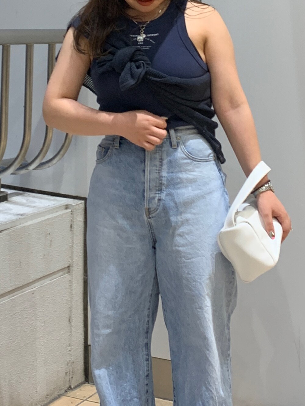 ブルー系のタンクトップ、グレー系のTシャツ/カットソー、ブルー系のデニムパンツを着用したレディースの夏コーディネートの4枚目の写真