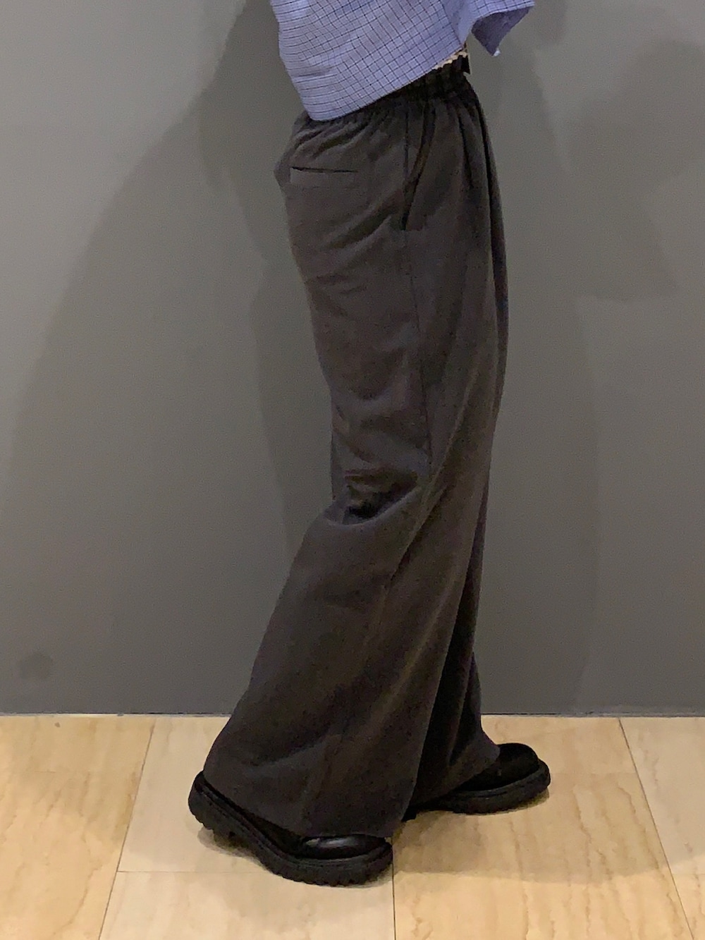 その他のシャツ/ブラウス、グレー系のその他パンツ、ブルー系のキャップを着用したレディースの夏コーディネートの6枚目の写真