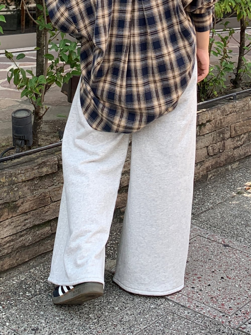 ブルー系のシャツ/ブラウス、グレー系のスウェットパンツを着用したレディースの秋コーディネートの7枚目の写真