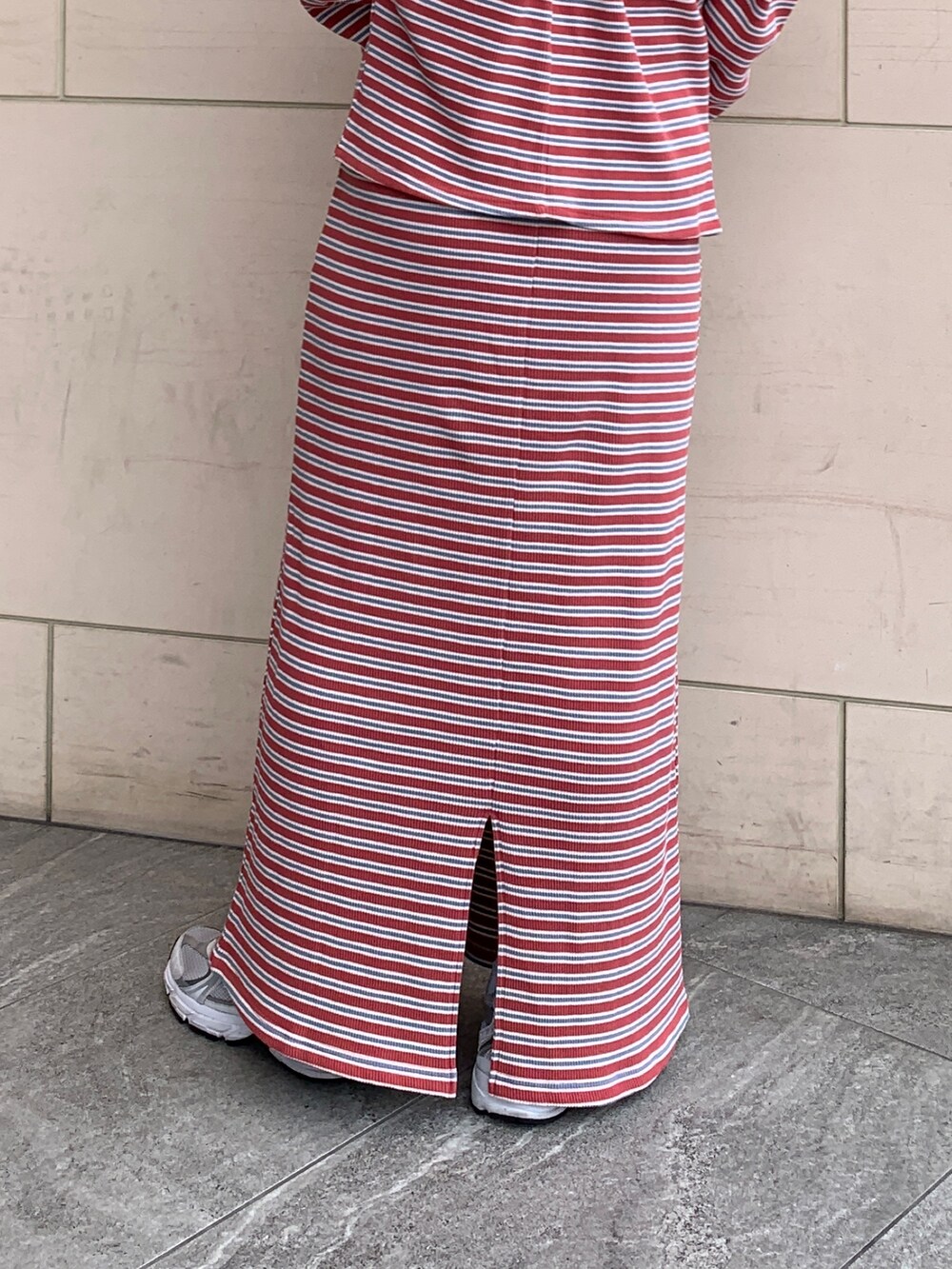 レッド系のワンピースを着用したレディースの春コーディネートの8枚目の写真