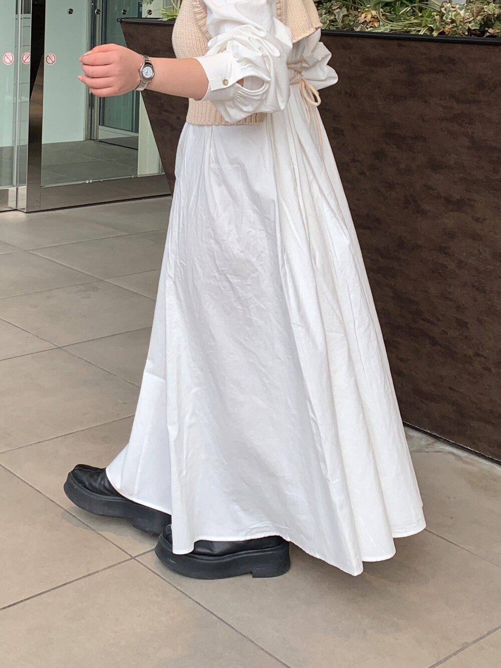 ホワイト系のワンピースを着用したレディースの冬コーディネートの6枚目の写真