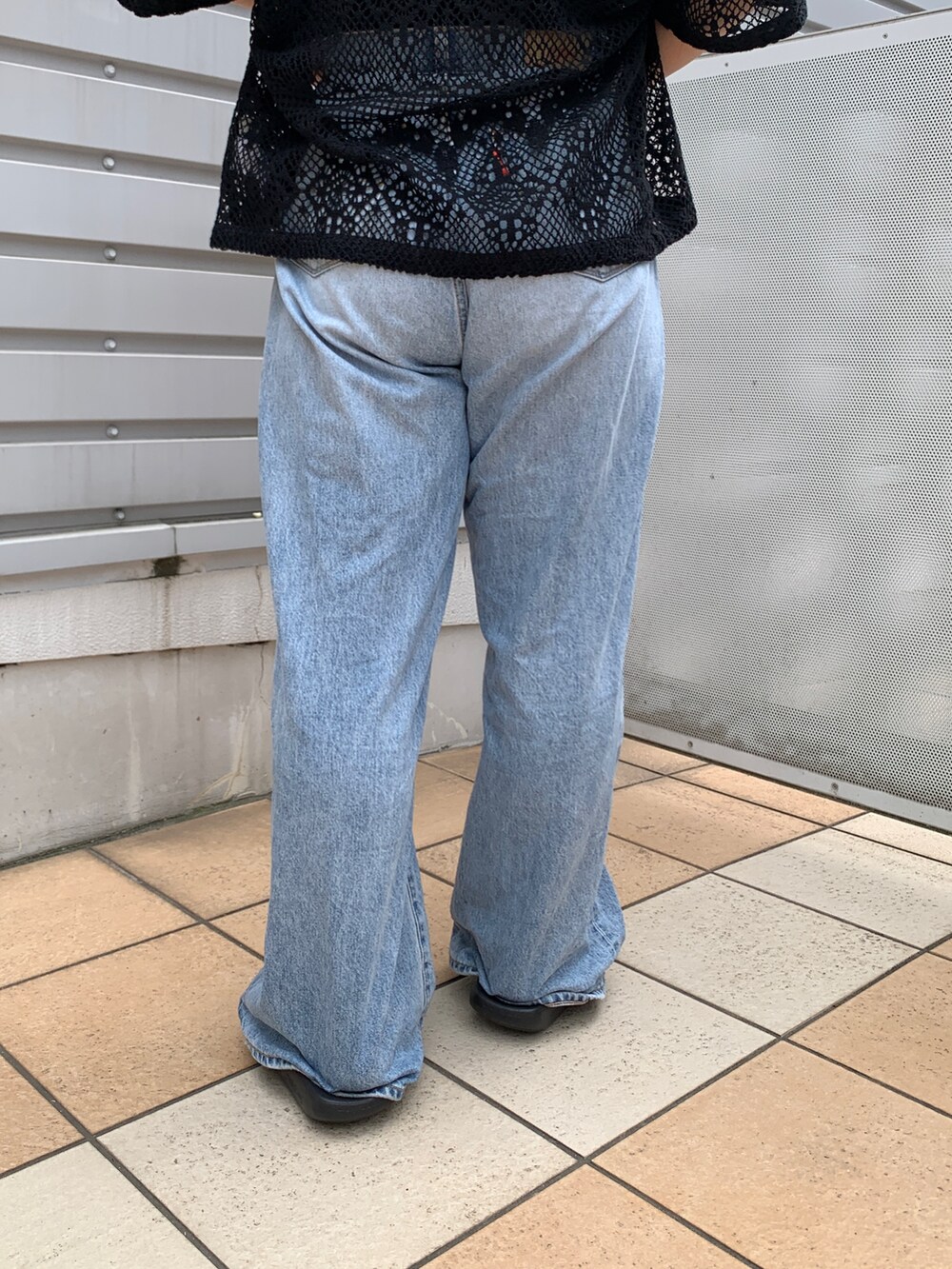 ブラック系のシャツ/ブラウス、ブルー系のデニムパンツ、ブラック系のキャミソールを着用したレディースの夏コーディネートの7枚目の写真