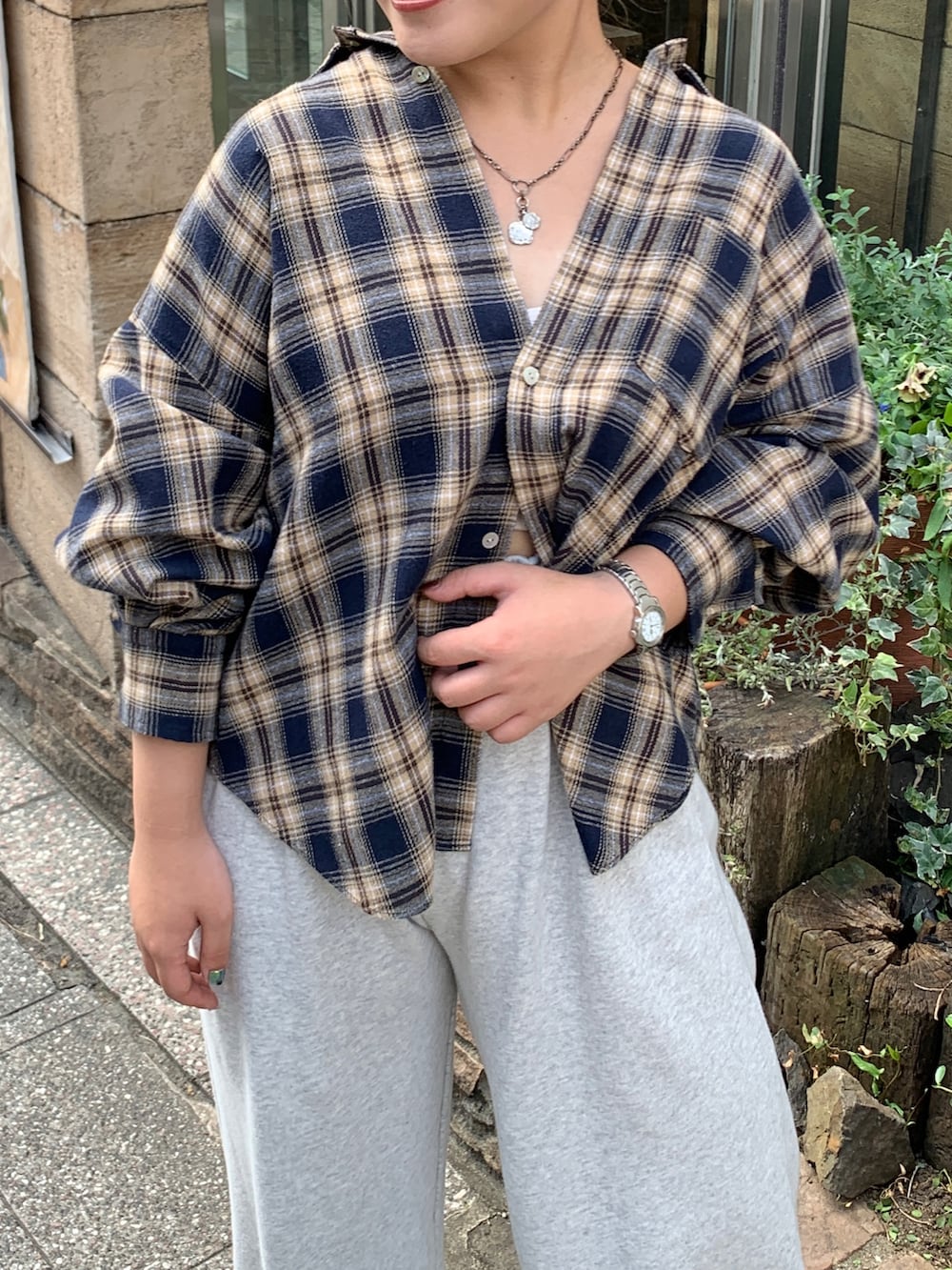 ブルー系のシャツ/ブラウス、グレー系のスウェットパンツを着用したレディースの秋コーディネートの4枚目の写真