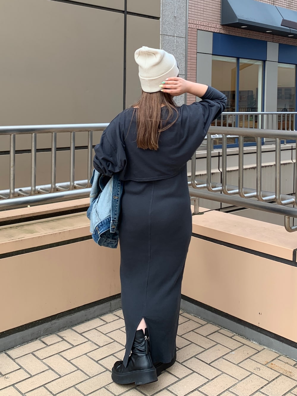 ブラック系のワンピース、ホワイト系のニットキャップ/ビーニーを着用したレディースの夏コーディネートの3枚目の写真