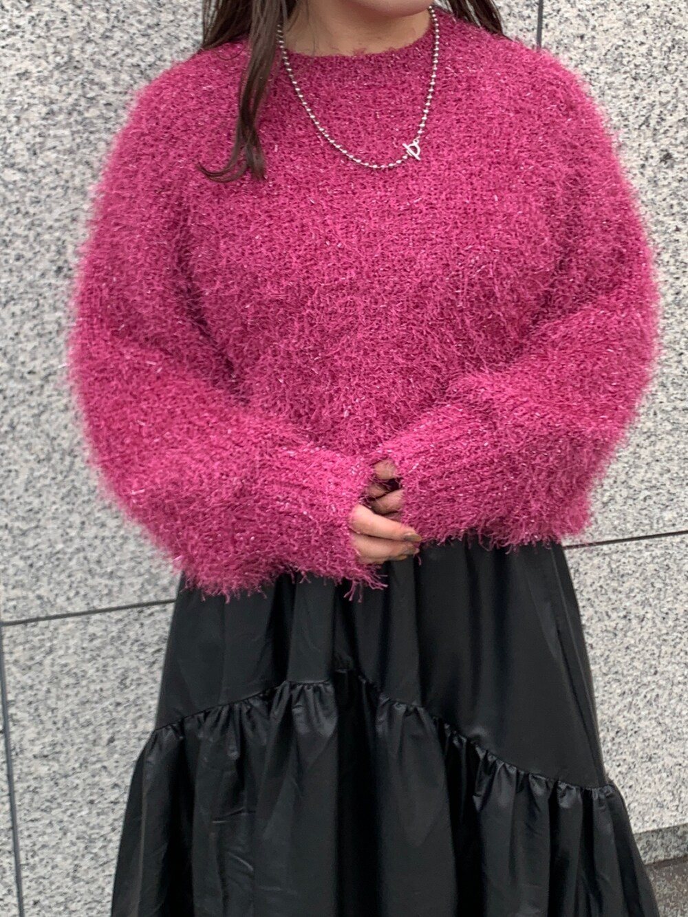 パープル系のニット/セーター、ブラック系のスカート、ブラック系のブーツを着用したレディースの秋コーディネートの4枚目の写真