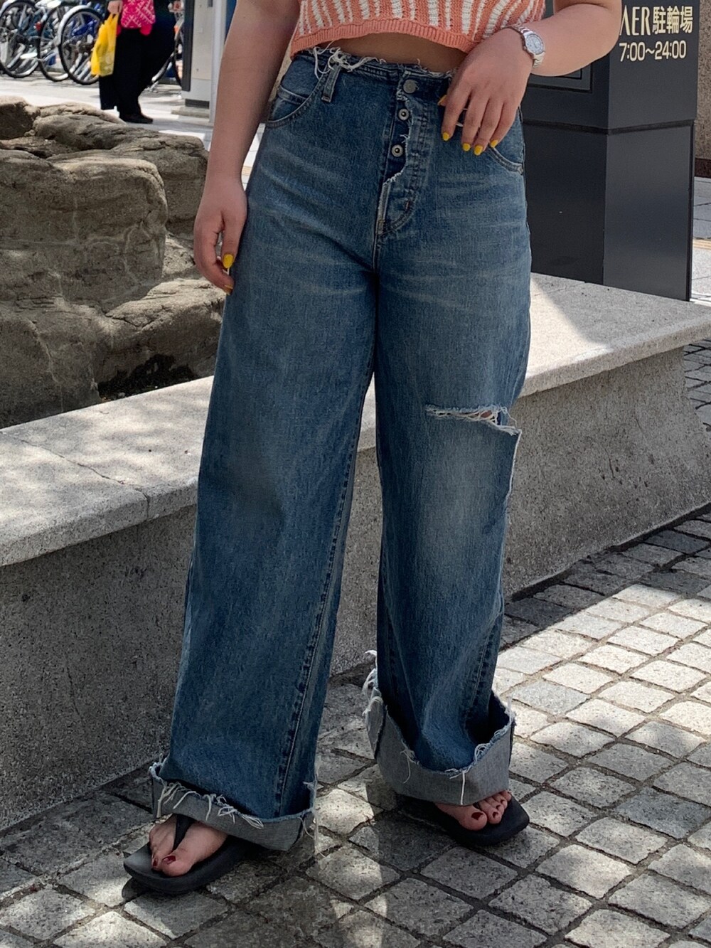 ブルー系のデニムパンツ、ピンク系のキャミソールを着用したレディースの春コーディネートの5枚目の写真